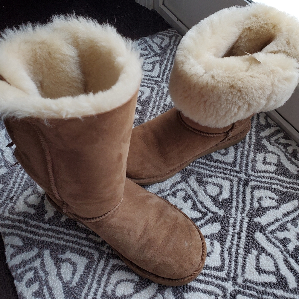 Ugg Bailey bow II tall. Chestnut
